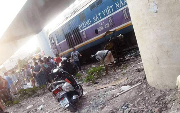 Trước đó, khoảng gần 17h cùng ngày, đoàn tàu SPT1 từ Phan Thiết vào TP HCM qua cầu Bình Lợi. Khi đến nút giao với đường Nơ Trang Long (thuộc phường 13, quận Bình Thạnh) thì bất ngờ một người đàn ông xuất hiện, băng ngang đường ray.