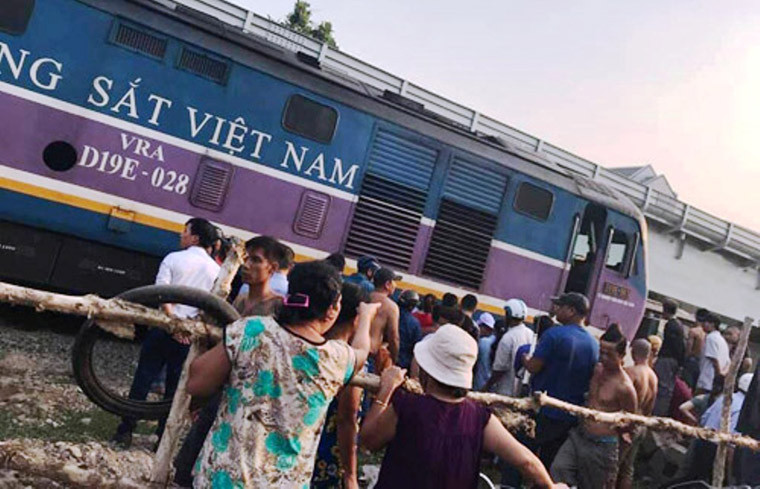 Trưởng đoàn tàu đã điện báo Cảnh sát cứu hộ và lực lượng y tế 115 ứng cứu.