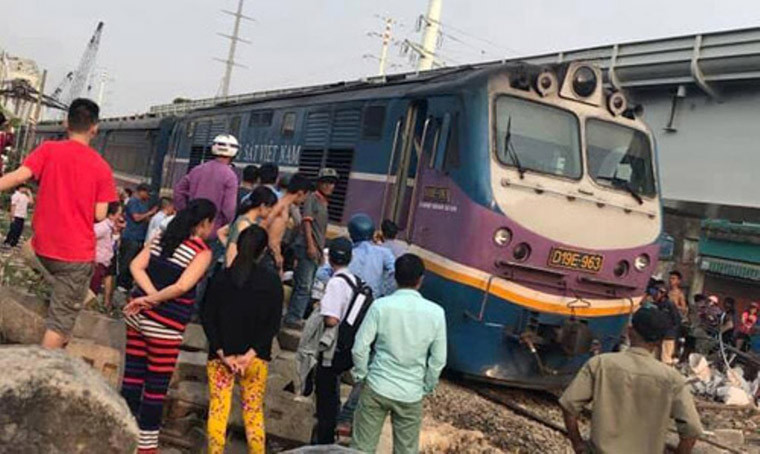 Vụ việc người đàn ông kẹt dưới gầm tàu hỏa xảy ra tại cung đường sắt gần cầu Bình Lợi (phường 13, quận Bình Thạnh, TP HCM) chiều 18/3 được cứu sống trong gang tấc khiến dư luận một phen xôn xao.