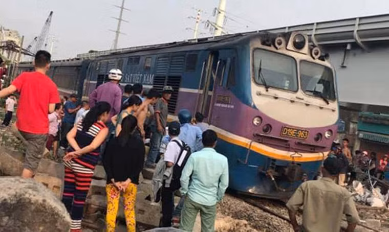 Vụ việc người đàn ông kẹt dưới gầm tàu hỏa xảy ra tại cung đường sắt gần cầu Bình Lợi (phường 13, quận Bình Thạnh, TP HCM) chiều 18/3 được cứu sống trong gang tấc khiến dư luận một phen xôn xao.