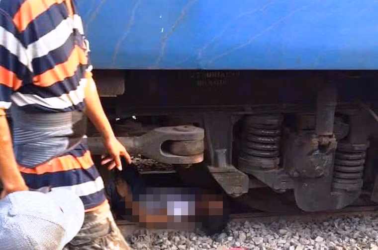 Rất may đoàn tàu chạy chậm và lái tàu đã kịp thắng lại ngay khi tiếp cận người đàn ông nói trên. Tuy nhiên, nạn nhân được xác định là ông Trần Thanh Quang (45 tuổi, quê tỉnh Hà Nam) vẫn mắc kẹt dưới gầm tàu. Điều nguy hiểm nhất là cánh tay ông Quang bị kẹt vào trục bánh xe của đầu máy khiến nạn nhân kêu cứu thảm thiết. 