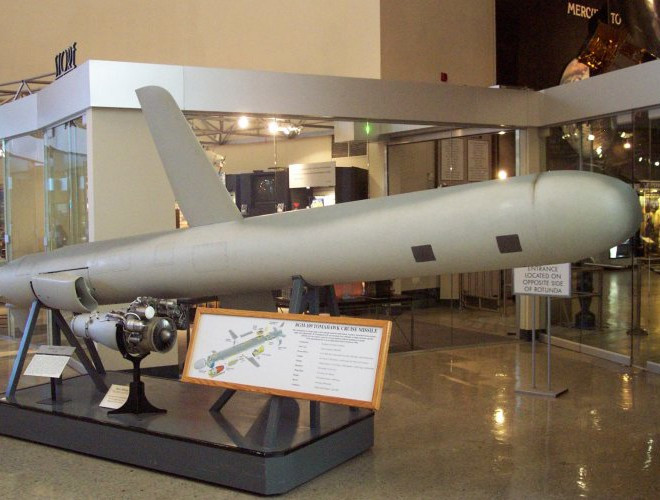 Cuối cùng, hệ thống so sánh điện tử với mắt thần giúp Tomahawk lao vào mục tiêu với sai số dưới 10m. Đây là con số cực ấn tượng cho một loại tên lửa có tầm bay trên cả ngàn cây số.