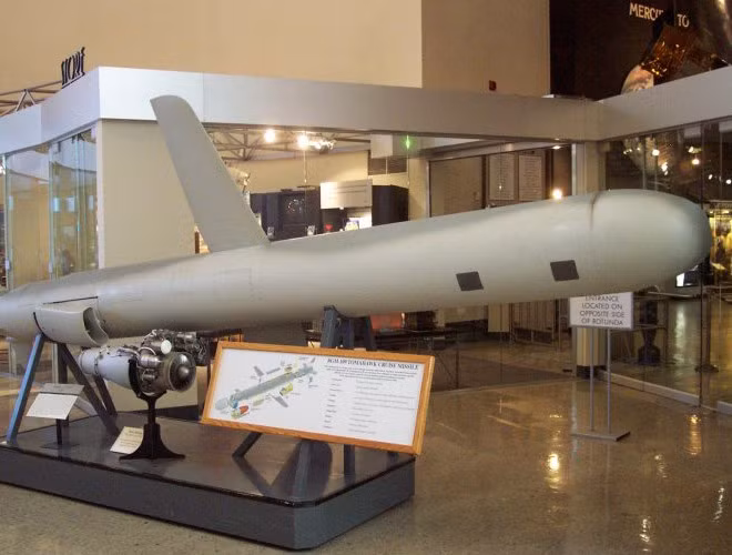 Cuối cùng, hệ thống so sánh điện tử với mắt thần giúp Tomahawk lao vào mục tiêu với sai số dưới 10m. Đây là con số cực ấn tượng cho một loại tên lửa có tầm bay trên cả ngàn cây số.