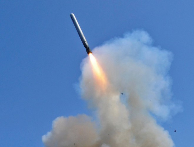 Không chỉ vậy, Tomahawk còn có thể đọc địa hình theo chiều thẳng đứng để so sánh với bản đồ số được nạp sẵn, giúp tên lửa di chuyển an toàn và chính xác hơn.