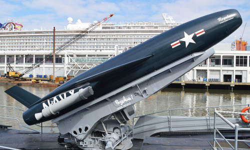 Năm 1955, Bộ Quốc phòng Liên Xô đã lệnh cho Phòng thiết kế số 52, chế tạo 40 mẫu tên lửa thử nghiệm P-5 với các biến thể phóng từ mặt đất, tàu mặt nước và tàu ngầm. Tên lửa P-5 được thông qua vào năm 1959 và chính thức đưa vào biên chế từ năm 1962, được trang bị trên các tàu mặt nước của Hải quân Liên Xô. Sau này lịch sử quân sự thế giới ghi nhận, tên lửa hành trình P-5 là loại tên lửa hành trình chống hạm đầu tiên trên thế giới được đưa vào sử dụng. Tên lửa P-5 có những khác biệt đáng kể so với tất cả các tên lửa thời bấy giờ, bao gồm cả đối thủ cạnh tranh chính là tên lửa P-10, được phát triển bởi Cục thiết kế Taganrog do Tổng công trình sư Georgy Beriev chủ trì.