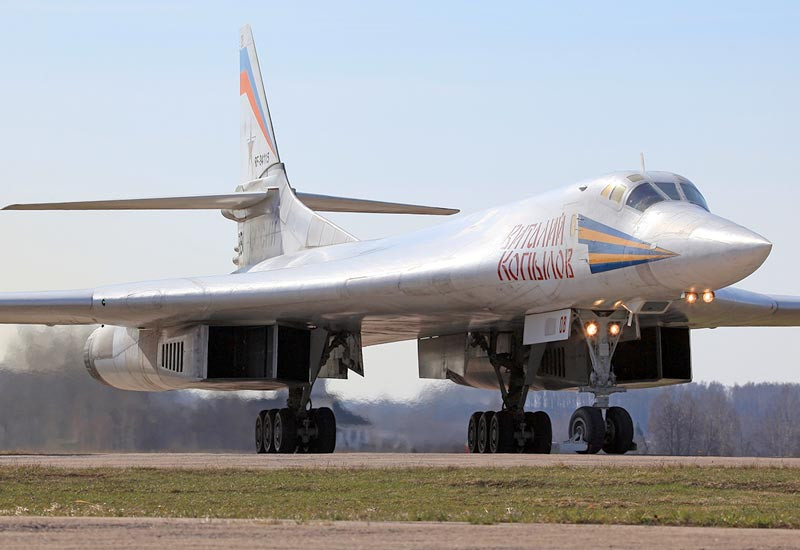 Tu-160 (tiền thân của Tu-160M) là loại máy bay ném bom hạng nặng, siêu thanh với cánh có thể thay đổi hình dạng (cánh cụp, cánh xòe); được thiết kế và chế tạo bởi Liên Xô trong thập niên 1970, đưa vào biên chế năm 1987. Tu-160 là máy bay ném bom chiến lược có vận tốc gấp hơn hai lần tốc độ âm thanh (Mach2+), lớn nhất từng được con người chế tạo.