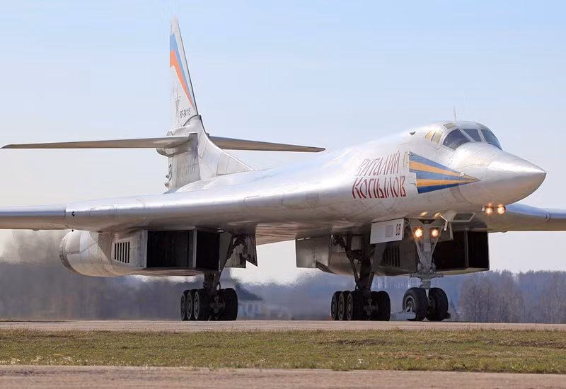Tu-160 (tiền thân của Tu-160M) là loại máy bay ném bom hạng nặng, siêu thanh với cánh có thể thay đổi hình dạng (cánh cụp, cánh xòe); được thiết kế và chế tạo bởi Liên Xô trong thập niên 1970, đưa vào biên chế năm 1987. Tu-160 là máy bay ném bom chiến lược có vận tốc gấp hơn hai lần tốc độ âm thanh (Mach2+), lớn nhất từng được con người chế tạo.