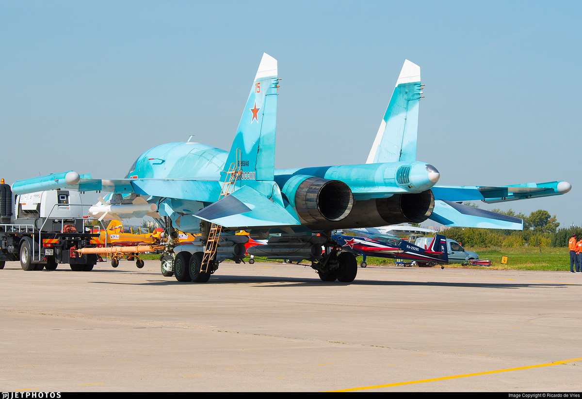 Ngoài ra báo cáo còn lưu ý, hiện số máy bay hoạt động nhiều nhất trong Không quân Việt Nam là MiG-21. Nhưng chỉ năm nữa, số tiêm kích này sẽ có thể bị loại hoàn toàn khỏi biên chế. Báo cáo cho rằng, rất có thể Việt Nam sẽ chọn JAS-39 Gripen để thay thế cho các tiêm kích MiG-21. Dự đoán này của phía Ukraine có vẻ vẫn khá chính xác với tình hình hiện tại.