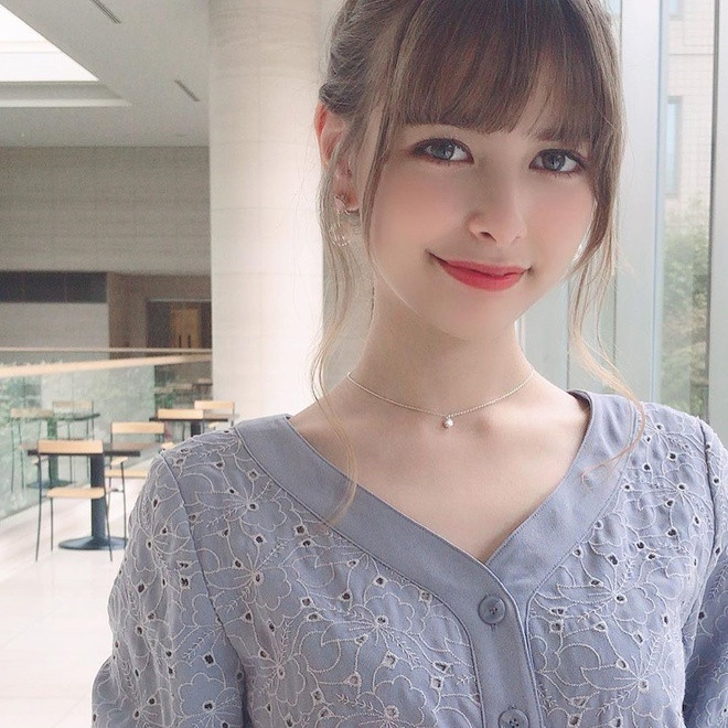 Cô nàng 15 tuổi hiện là người mẫu thuộc công ty Tencarat Plume. Cô từng gây sốt mạng xã hội Nhật Bản vào năm 2016 khi tham gia show truyền hình Made in Japan.