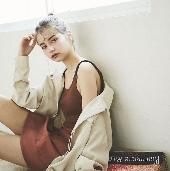 Chỉ mới 15 tuổi nhưng Lina được nhận xét có phong thái và biểu cảm chững chạc, trưởng thành trong các bộ hình nghệ thuật.