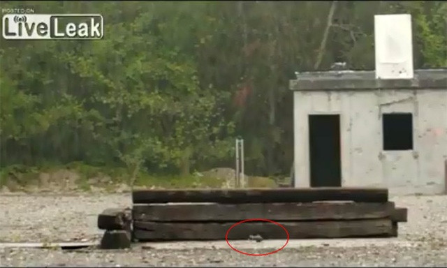 Khi nổ, nhờ lựu đạn được định hướng đặc biệt, các mảnh văng xuống phía dưới theo hình nón với bán kính gần 4-5 m, bảo đảm sự tập trung mảnh văng rất cao tại khu vực sát thương này, hơn nữa, các mảnh văng ở cự ly này dễ dàng xuyên qua áo giáp kevlar tiêu chuẩn của bộ binh.