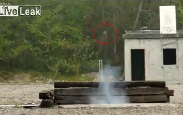 Trong khi đó, mảnh văng sang các hướng khác được tối thiểu hóa nên cho phép tránh sát thương quân mình hay "những người vô can" (ví dụ như dân thường).