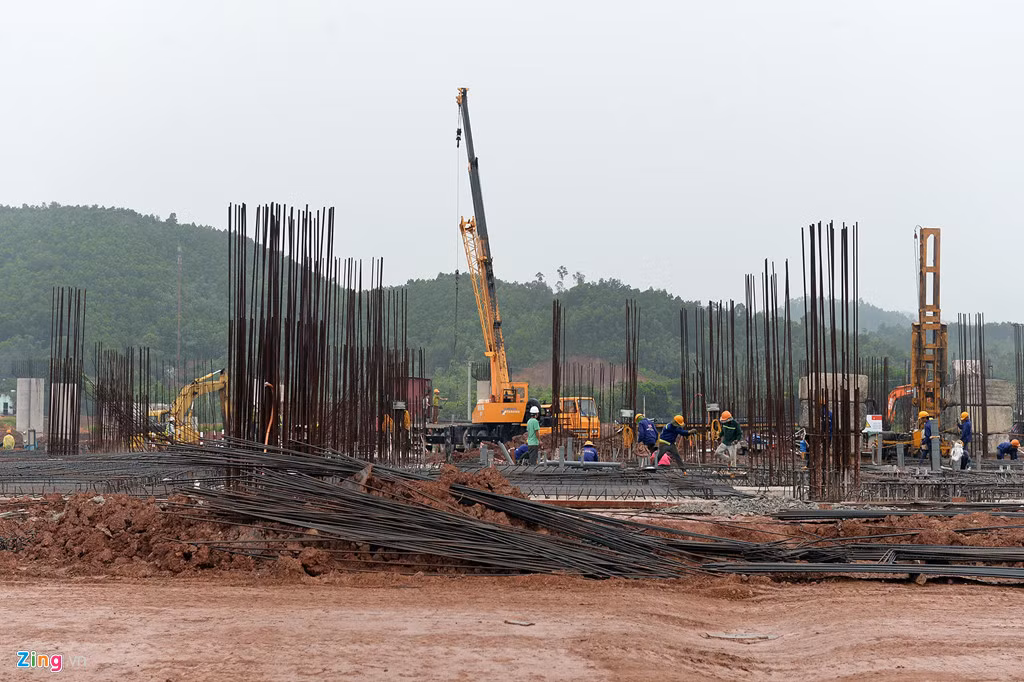 Cùng với đường băng, sân đỗ máy bay và nhà ga hành khách cũng đang được xây dựng. Giai đoạn một nhà ga hành khách có quy mô 25.000 m2, công suất 2,5 triệu lượt hành khách/năm. Trong giai đoạn 2 (2020-2025) và giai đoạn 3 (2025-2030), công suất sẽ nâng lên lần lượt 5-10 triệu lượt hành khách/năm. Ảnh: Zing.