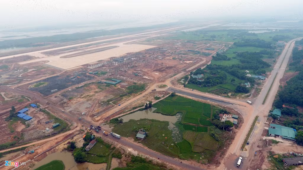  1. Cảng hàng không quốc tế Vân Đồn Mới đây, báo cáo Phó Thủ tướng Vương Đình Huệ, tỉnh Quảng Ninh cho biết, đã thu hút được 36.000 tỷ đồng (gần 2 tỷ USD) đầu tư hạ tầng cho đặc khu kinh tế Vân Đồn, trong đó có nhiều dự án có tổng mức đầu tư từ 5.000 đến 7.000 tỷ đồng. Theo đó, cảng hàng không quốc tế Vân Đồn đang được gấp rút xây dựng với vốn đầu tư giai đoạn một khoảng 4.000 tỷ đồng. Dự án này được xây dựng trên diện tích đất 320 ha tại xã Đoàn Kết, huyện Vân Đồn, tỉnh Quảng Ninh, sân bay nằm cách trung tâm thành phố Hạ Long khoảng 50 km, cách thành phố Cẩm Phả gần 20 km. Ảnh: Zing. 