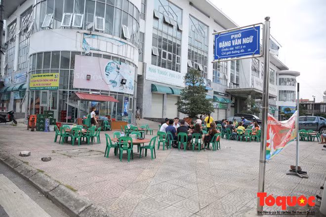 Một số quán bia tận dụng vìa hè trước cổng chợ để bán háng.