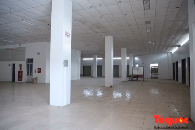 Ghi nhận hiện trạng của Phóng viên báo Điện tử Tổ Quốc, tiếp cận tòa nhà khá dễ dàng vì cửa mở tự do và hoàn toàn không có bóng dáng một nhân viên bảo vệ nào.