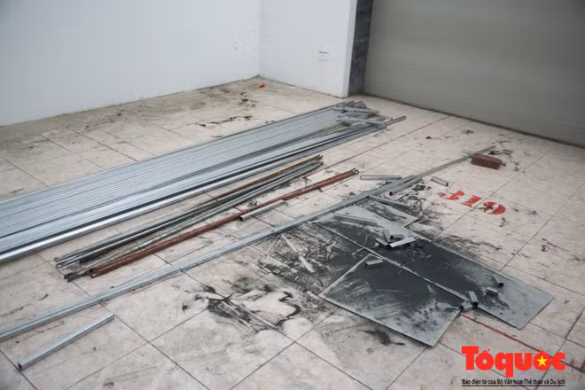 Một số hạng mục vẫn còn thi công dang dở, các vật liệu vứt bừa bãi trên sàn tầng 1 của Tòa Nhà.