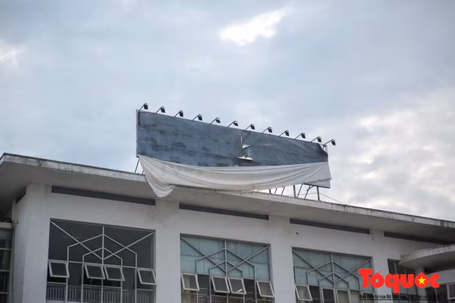 Trung tâm thương mại Phú Lộc (hay còn gọi là Chợ Lạng Sơn hoặc Chợ Phú Lộc) được xây dựng từ năm 2006 và khánh thành vào năm 2008. Công trình do Công ty Cổ phần bất động sản Hà Nội triển khai xây dựng với tổng số vốn lên đến hơn 200 tỷ đồng. Theo thiết kế thì tổng diện tích của TTTM Phú Lộc là 8000 mét vuông, thiết kế 3 tầng, tầng 1 có 228 quầy kinh doanh, tầng 2 có 308 quầy đều có diện tích từ 6-12 mét vuông/quầy.