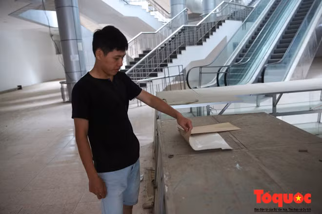 Theo anh Phan Văn Đức (25 tuổi) cho biết: Chợ Phú Lộc bỏ không nhiều năm nay , các vật dụng bị bỏ lại bám bụi và ẩm mốc gây mất vệ sinh; Ngoài ra chợ không được kiểm tra thường xuyên chở thành nơi tạm trú của nhiều thành phần xấu từ bên ngoài vào.