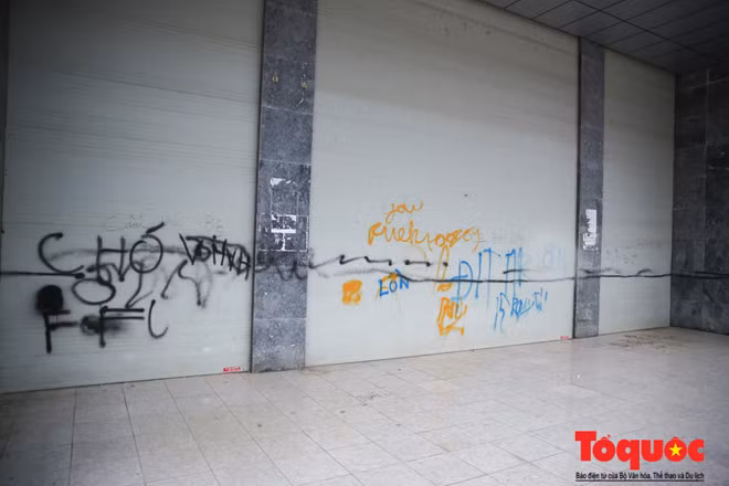 Nhiều cửa phụ của Tòa nhà trở thành nơi vẽ bậy rất phản cảm.