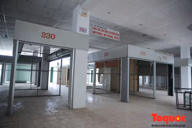 Bước lên tầng 2 là khu bán hàng được chia theo lô với tổng diện tích gần 3000m2, chủ yếu bày bán các mặt hàng quần áo, giày dép, túi xách, mỹ phẩm ....