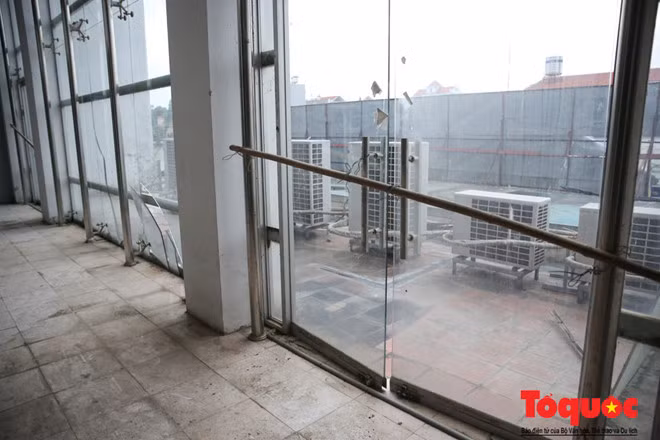 Các lối thoát và cửa ra vào đều chỉ được chèn tạm bằng thanh tre chắn ngang cửa và được buộc thêm dây thép nhỏ.