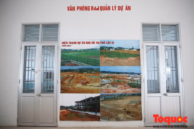 Tầng 3 của khu chợ là văn phòng quản lý toà nhà vẫn đang treo hình ảnh thi công của dự án Phú Lộc IV cách đây hơn 10 năm. Hiện tại một phòng ở đây đang được tận dụng để làm phòng tập cho các CLB thẩm mỹ .