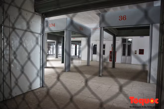 Cô Bùi Thị Thoa (50 tuổi) là chủ một cửa hàng thuê bên ngoài chợ 3 năm nay cho biết: Thời gian đầu chợ hoạt động khá tấp nập, sau đó dần dần không có ai đến mua, các chủ cửa hàng bỏ đi dần dần, người ở lâu nhất cũng chỉ đến 3 năm, thậm chí nhiều người bỏ cả hàng hóa lại , đến năm 2012 thì Chợ Phú Lộc đóng cửa hoàn toàn và không còn ai đến thuê nữa.