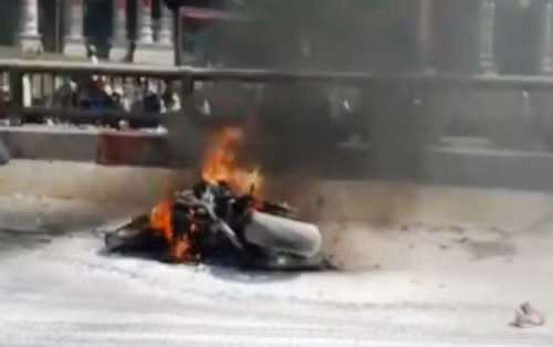 BMW S1000RR boc chay du doi, chu nhan nhay cau cuu than-Hinh-2