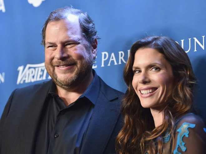 Marc Benioff và Lynne Benioff: Tỷ phú Marc Benioff là ông chủ và CEO của công ty phần mềm Salesforce. Lynne Benioff là một nhà hoạt động từ thiện nổi tiếng. Họ bí mật kết hôn trong năm 2006. Cặp đôi này đã chi 190 triệu USD để mua lại tạp chí TIME vào năm 2018. Ảnh: Getty.