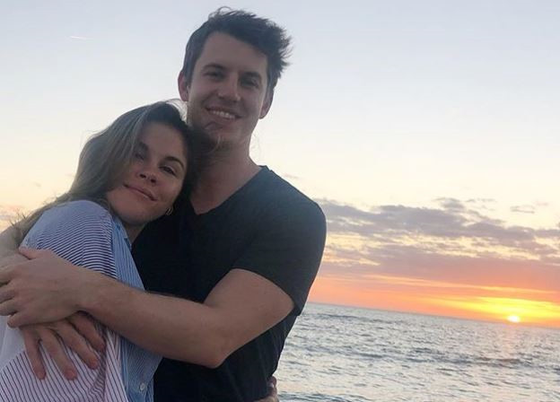 Emily Weiss và Will Gaybrick: Weiss (trái) là nhà đồng sáng lập kiêm CEO Glossier, công ty chuyên dạy trang điểm trực tuyến. Gaybrick là giám đốc tài chính tại công ty thanh toán trực tuyến Stripe. Cả hai startup này đều được định giá hơn 1 tỷ USD. Ảnh: Emily Weiss.