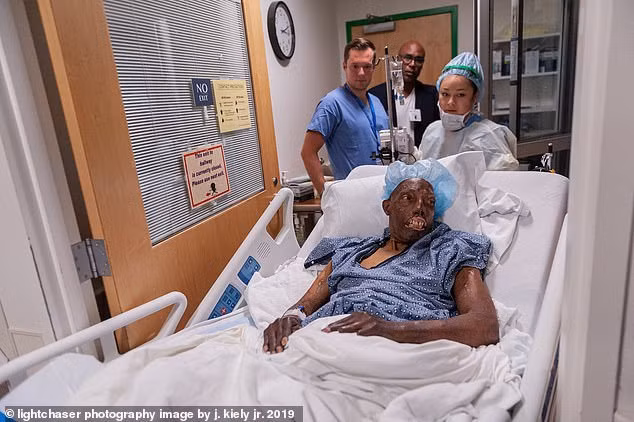 Nguoi dan ong thay doi toan bo dien mao sau khi ghep mat-Hinh-2