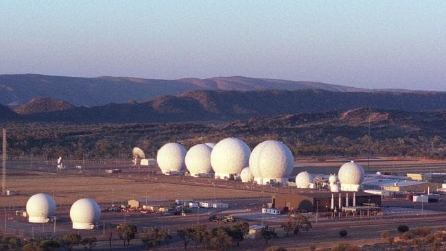 Một số ảnh chụp Pine Gap từ trên cao gây chú ý với những căn nhà có mái vòm trắng trông như những trái bóng golf khổng lồ.