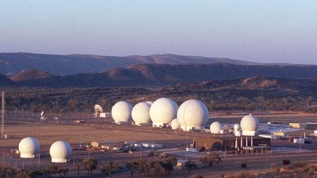 Một số ảnh chụp Pine Gap từ trên cao gây chú ý với những căn nhà có mái vòm trắng trông như những trái bóng golf khổng lồ.
