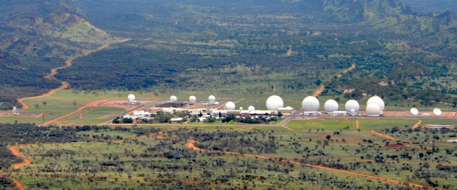 Ban đầu, đội ngũ nhân viên tại Pine Gap chủ yếu là người Mỹ. Kể từ những năm 1980, chính phủ Mỹ và Australia thống nhất với tỷ lệ 50% nhân viên là người Mỹ và 50% là người Australia.