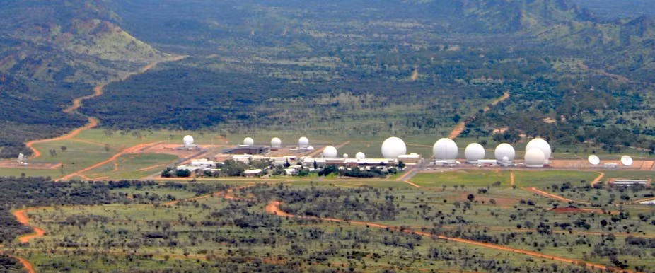 Ban đầu, đội ngũ nhân viên tại Pine Gap chủ yếu là người Mỹ. Kể từ những năm 1980, chính phủ Mỹ và Australia thống nhất với tỷ lệ 50% nhân viên là người Mỹ và 50% là người Australia.