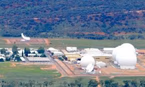 Bên trong những "trái bóng golf" đặc biệt là hệ thống ăng-ten gửi và nhận thông tin từ vệ tinh trên quỹ đạo.