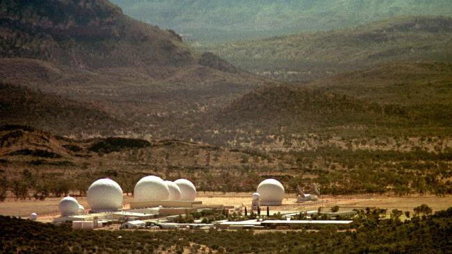 Một nguồn tin cho hay hơn 800 nhân viên đến từ Mỹ và Australia đang làm việc tại Pine Gap. Dù hai nước hợp tác nhưng quyền điều hành chủ chốt thuộc về chính phủ Mỹ.