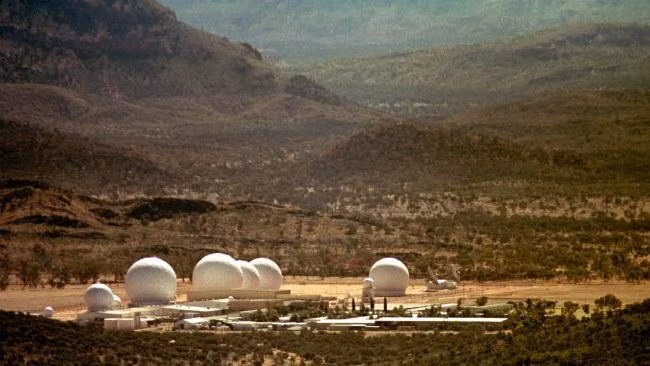 Một nguồn tin cho hay hơn 800 nhân viên đến từ Mỹ và Australia đang làm việc tại Pine Gap. Dù hai nước hợp tác nhưng quyền điều hành chủ chốt thuộc về chính phủ Mỹ.