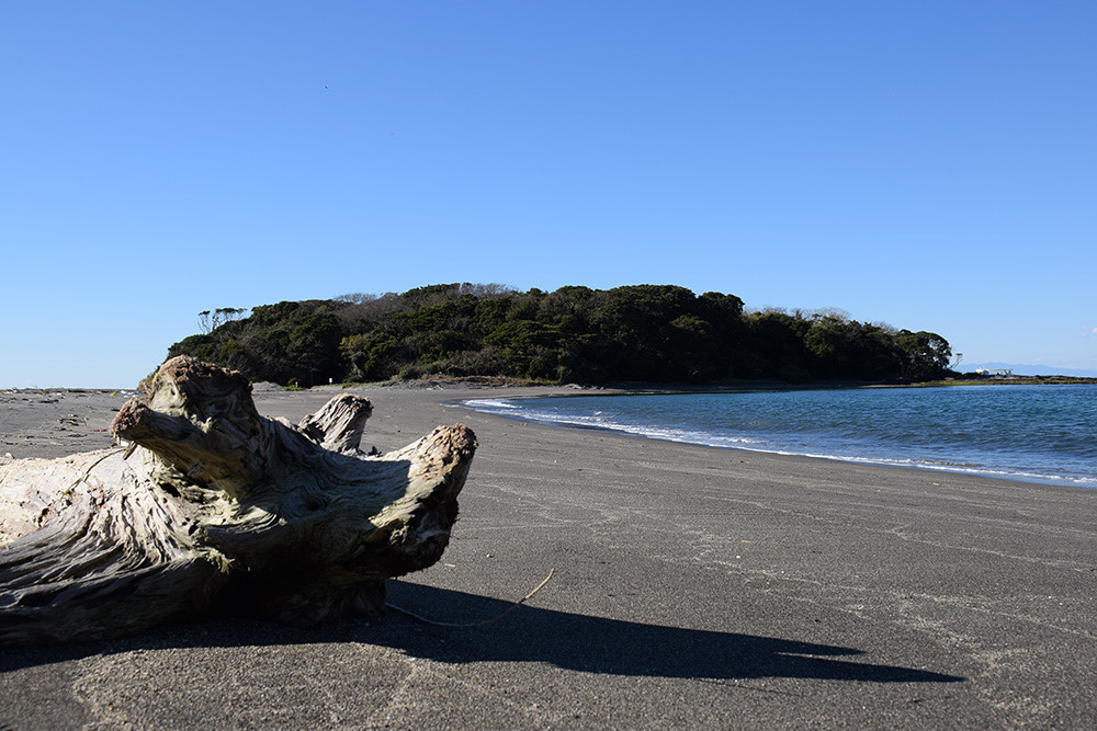 Cụ thể, khi đến hòn đảo linh thiêng, nam giới phải cởi bỏ quần áo và thực hiện nghi thức gột rửa.