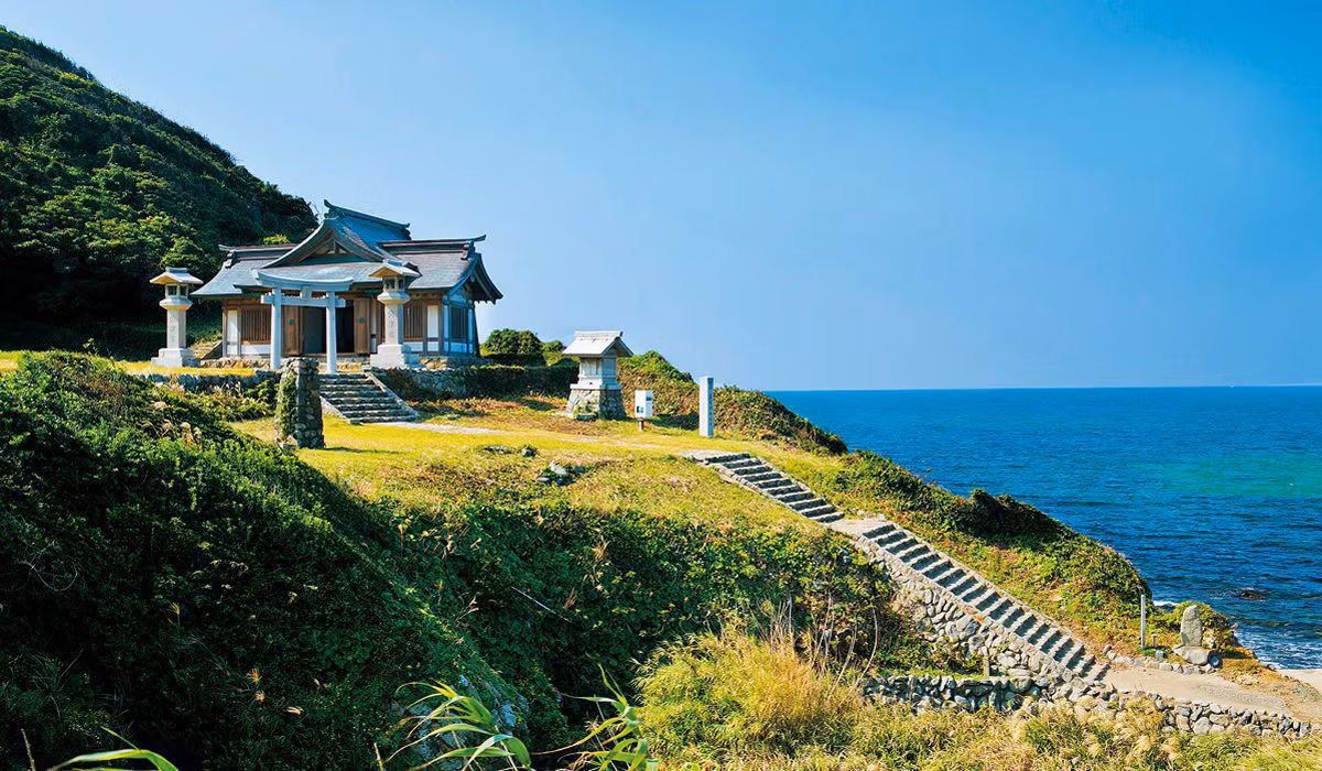 Hiện hòn đảo thiêng Okinoshima chỉ tiếp đón nam du khách vào một ngày duy nhất trong năm là ngày 27/5. Đây là ngày tưởng niệm những thủy thủ thiệt mạng trong một trận hải chiến khi chiến tranh Nga - Nhật diễn ra từ năm 1904 - 1905.