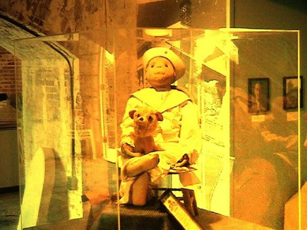 Không lâu sau, nhiều đồ đạc trong nhà bị vỡ, mất tích hay quần áo bị xé rách. Đây cũng là lúc cậu bé Eugene ngày càng ốm yếu, đi lang thang buổi tối và lầm bẩm nói “Robert làm đấy!”.