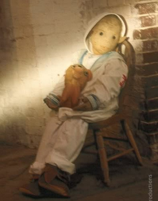 Trái lại, cậu con trai Robert rất yêu quý cô y tá khi thường chơi đùa hàng giờ với người này. Trước khi bị đuổi đi, nữ y tá tặng cho cậu bé con búp bê do bà tự may. Quá thích con búp bê nên cậu bé đặt tên cho nó là Robert và bảo mọi người gọi mình là Eugene.