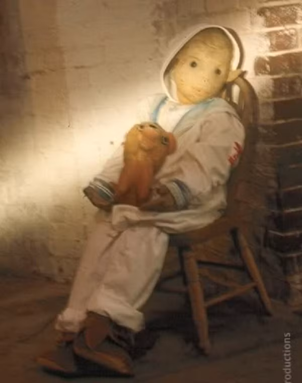 Trái lại, cậu con trai Robert rất yêu quý cô y tá khi thường chơi đùa hàng giờ với người này. Trước khi bị đuổi đi, nữ y tá tặng cho cậu bé con búp bê do bà tự may. Quá thích con búp bê nên cậu bé đặt tên cho nó là Robert và bảo mọi người gọi mình là Eugene.