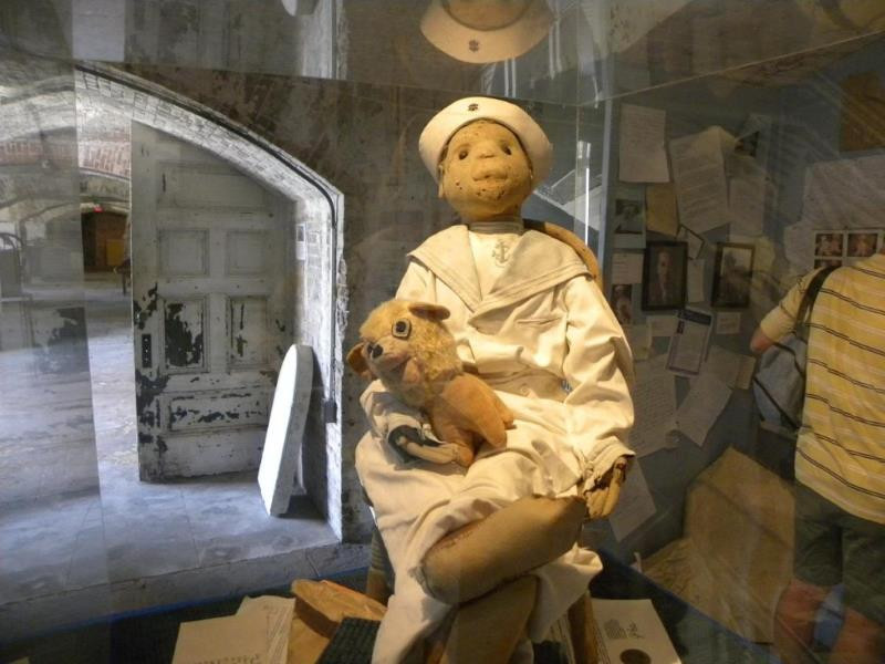 Vì vậy, gia đình Eugene cho rằng mọi chuyện kỳ lạ, rùng rợn xảy ra trong nhà là do con búp bê Robert gây ra. Do đó, cô của Robert vứt con búp bê lên gác xép.