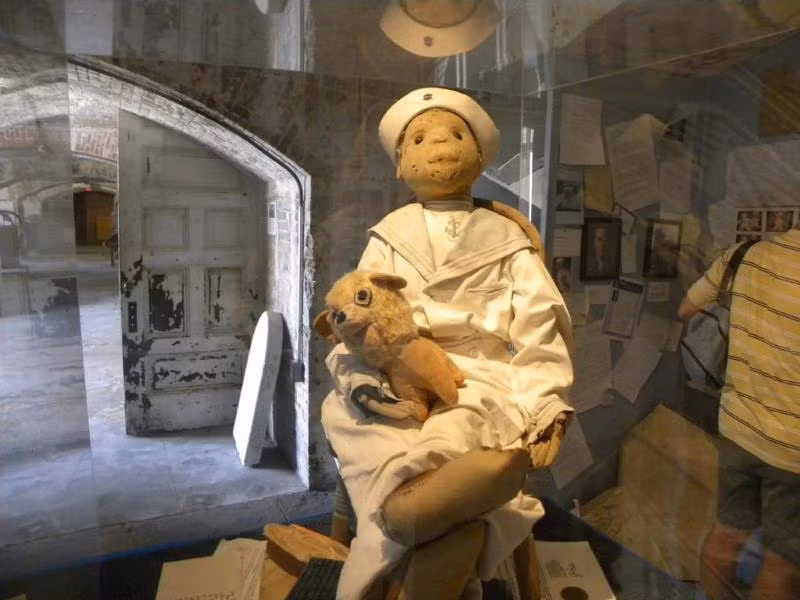 Vì vậy, gia đình Eugene cho rằng mọi chuyện kỳ lạ, rùng rợn xảy ra trong nhà là do con búp bê Robert gây ra. Do đó, cô của Robert vứt con búp bê lên gác xép.