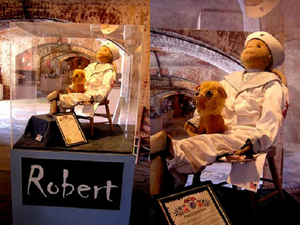 Sau khi Eugene qua đời, căn nhà được chuyển cho người chủ mới. Mỗi khi đêm tới, người chủ bị ám ảnh bởi con búp bê Robert tự di chuyển khắp phòng và cười lạnh gáy. Có lần con búp bê cầm con dao trong tay khiến người chủ rùng mình và cho rằng nó bị nguyền rủa.