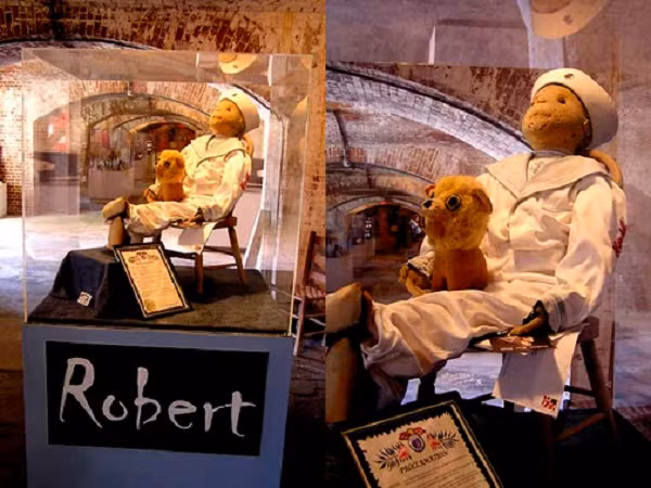 Sau khi Eugene qua đời, căn nhà được chuyển cho người chủ mới. Mỗi khi đêm tới, người chủ bị ám ảnh bởi con búp bê Robert tự di chuyển khắp phòng và cười lạnh gáy. Có lần con búp bê cầm con dao trong tay khiến người chủ rùng mình và cho rằng nó bị nguyền rủa.