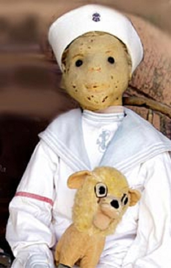 Kể từ đây, hàng loạt chuyện kỳ bí xảy ra. Ban đầu, vợ chồng ông Otto phát hiện con trai Eugene mỗi ngày đều nói chuyện với con búp bê hàng giờ và tự trả lời bằng một giọng nói khác.