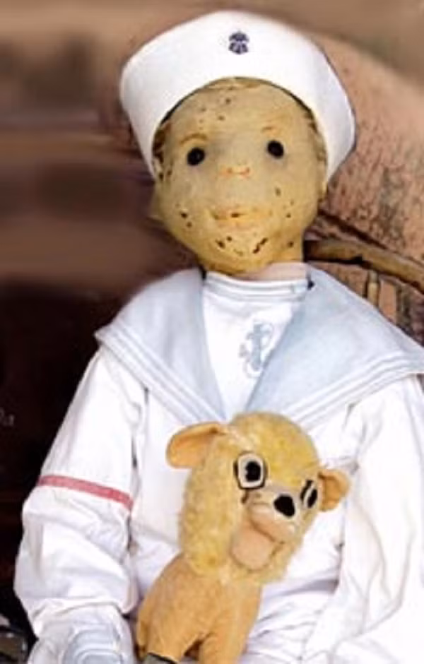 Kể từ đây, hàng loạt chuyện kỳ bí xảy ra. Ban đầu, vợ chồng ông Otto phát hiện con trai Eugene mỗi ngày đều nói chuyện với con búp bê hàng giờ và tự trả lời bằng một giọng nói khác.